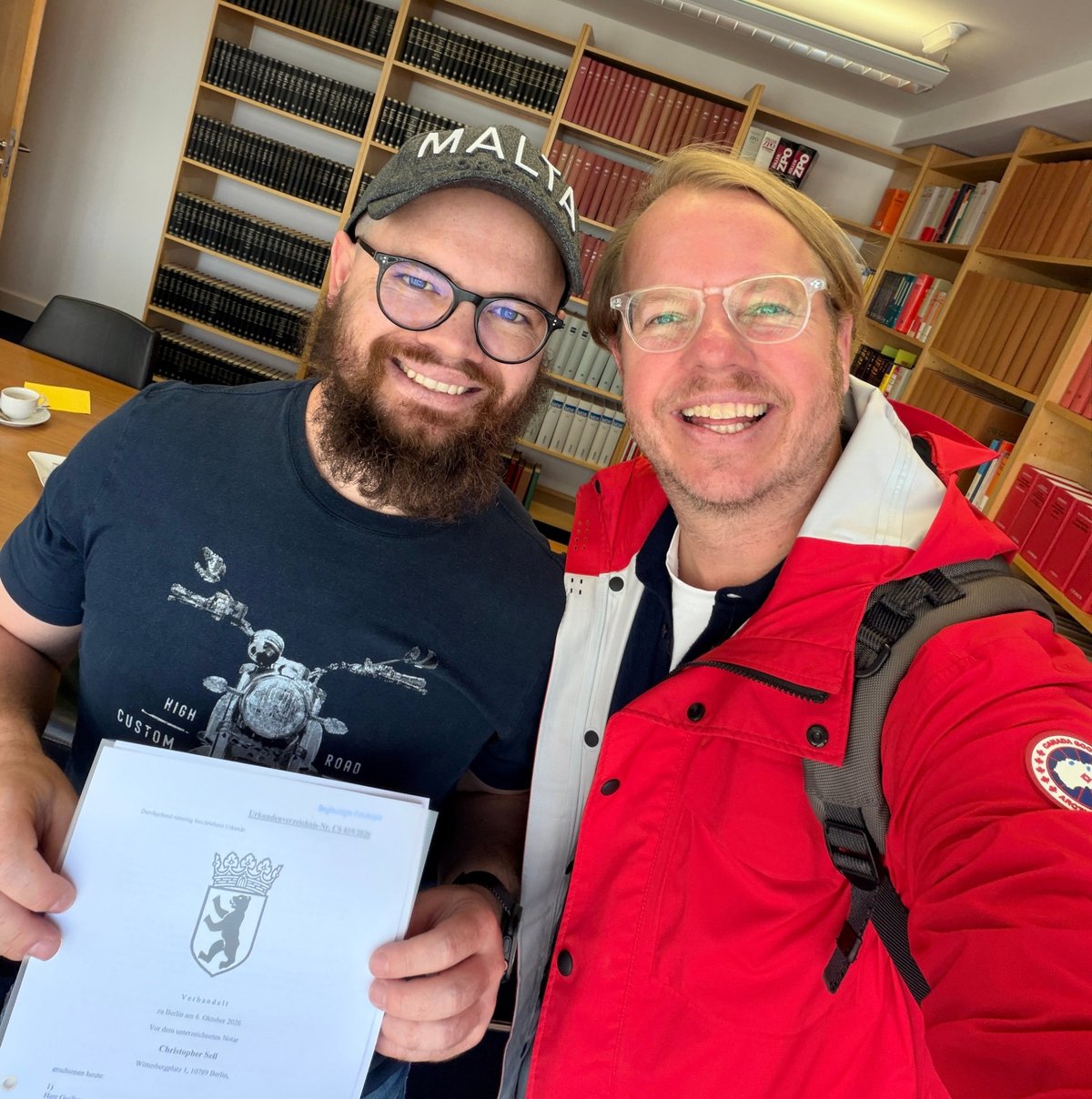 Alex Melo und Fredrik Harkort beim Notar